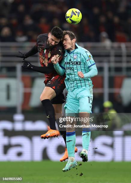 Olivier Giroud of AC Milan clashes with Marten De Roon of Atalanta for an aerial ball during the Serie A match between AC Milan and Atalanta BC at...