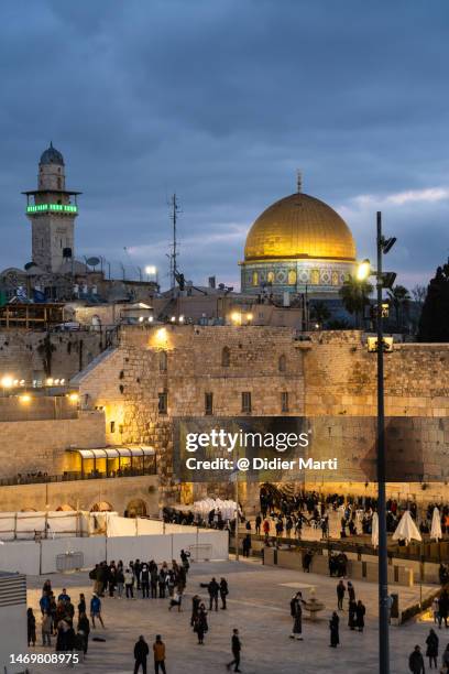 dome of the rock in jerusalem in israel - klagemauer stock-fotos und bilder