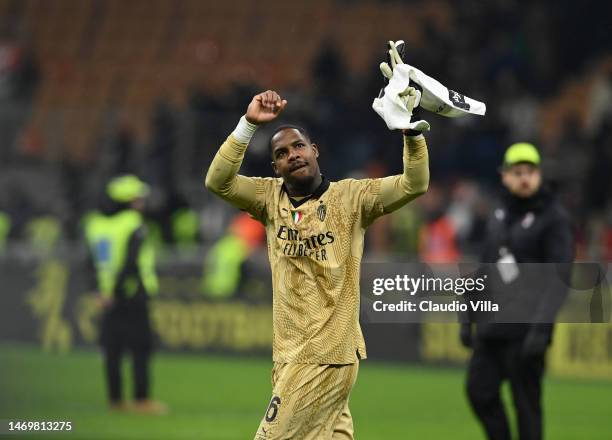 Mike Maignan of AC Milan celebrates the win at the end of the Serie A match between AC Milan and Atalanta BC at Stadio Giuseppe Meazza on February...