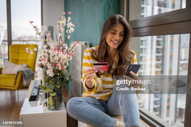 el comprador disfruta de la comodidad de comprar en línea - ama-de-casa-comprando fotografías e imágenes de stock