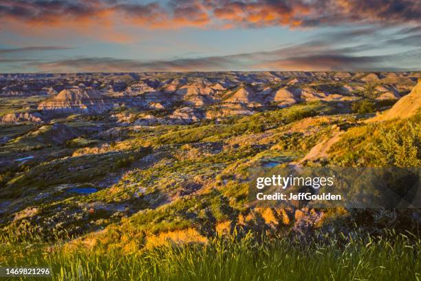 the badlands at sunset - terreno erodido imagens e fotografias de stock