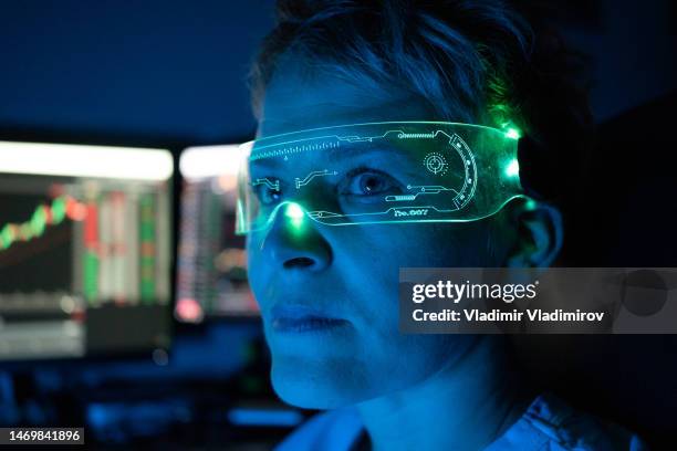woman wearing smart glasses - visor digital imagens e fotografias de stock