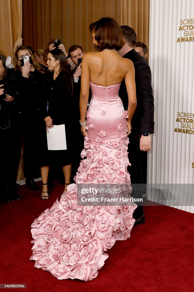 https://media.gettyimages.com/id/1469855996/photo/29th-annual-screen-actors-guild-awards-arrivals.jpg?s=1024x1024&w=gi&k=20&c=ex7-PUSCGvgOXn4iG-Ijzh28HOMmfMnGvOwmx5S7QrQ=