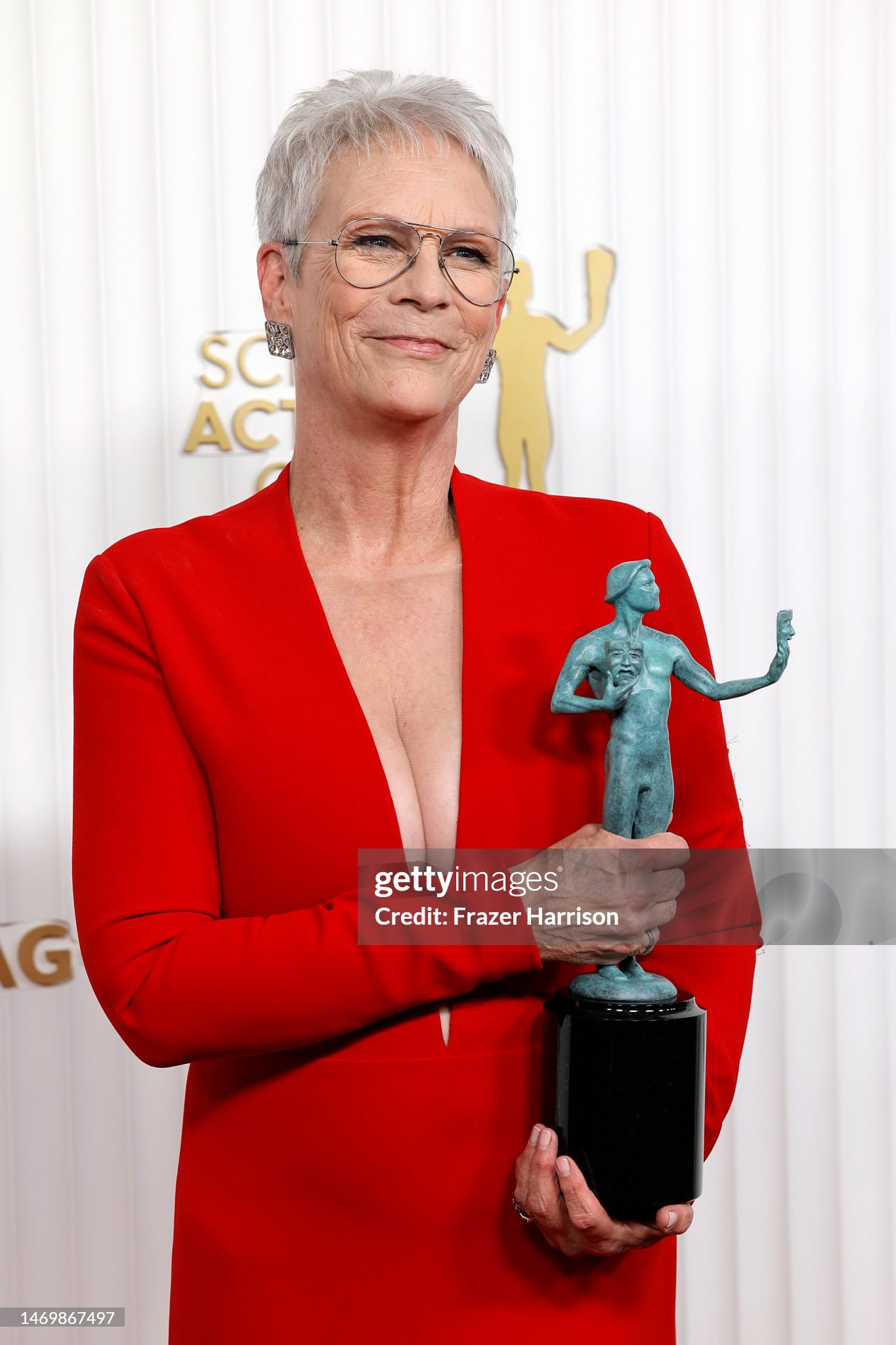 jamie-lee-curtis-recipient-of-the-female-actor-in-a-supporting-role-motion-picture-award-for.jpg
