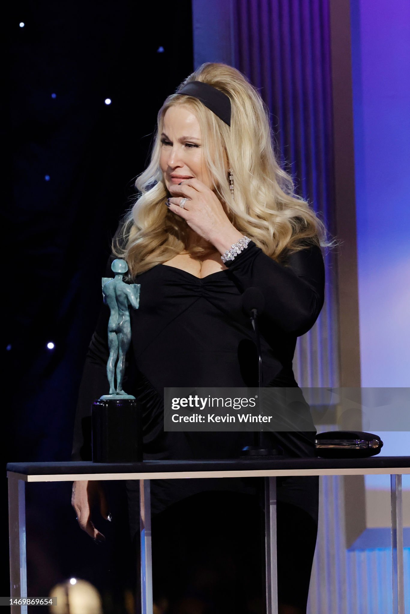 jennifer-coolidge-accepts-the-outstanding-performance-by-a-female-actor-in-a-drama-series.jpg