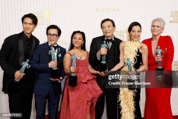 Harry Shum Jr., Ke Huy Quan, Stephanie Hsu, James Hong, Michelle Yeoh, and Jamie Lee Curtis, recipients of the Outstanding Performance by a Cast in a...