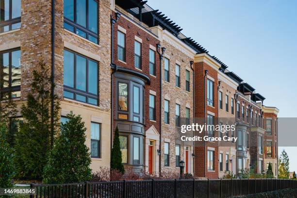 row of townhouses in national harbor, maryland - maryland photos et images de collection