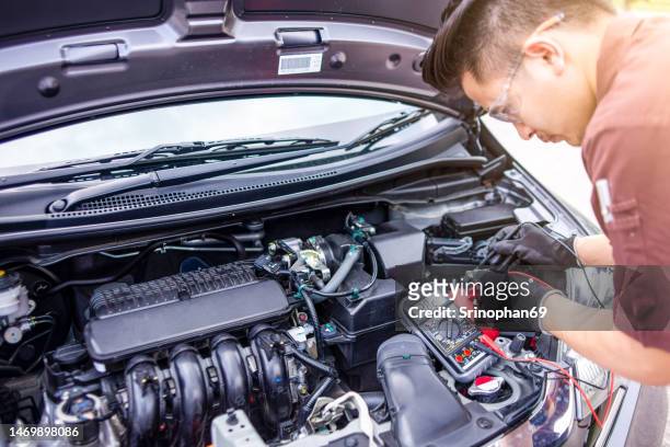 car service, repair, maintenance and people concept - officials are investigating the problem of starting a non-stick engine. - non motorised vehicle stock pictures, royalty-free photos & images