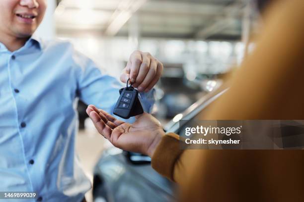 here are your new car keys! - car keys hand stockfoto's en -beelden