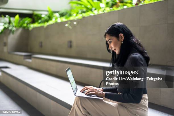indische geschäftsfrau, die am computer im öffentlichen bereich arbeitet - neben stock-fotos und bilder