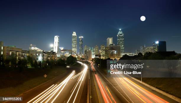 atlanta skyline en la noche. - vehicle light fotografías e imágenes de stock