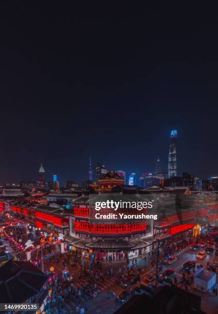 shanghai yu yuan garden at twilight duiring chinese lunar new year celebration holiday - shanghai temple stock pictures, royalty-free photos & images