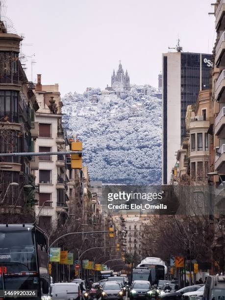 barcelona streets with snowy tibidabo in the morning, spain - tibidabo stockfoto's en -beelden