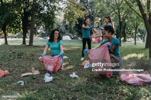 young ecologists cleaning up together - people picking up trash stock pictures, royalty-free photos & images