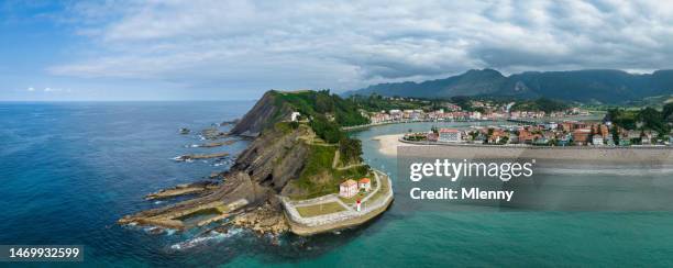 ribadesella asturias northern spain panorama playa de santa marina beach - picos de europa fotografías e imágenes de stock