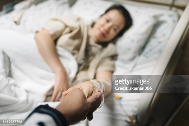 asian mother pregnant feeling pain and holding hand husband and waiting to give birth - emotionale momente geburt stock-fotos und bilder