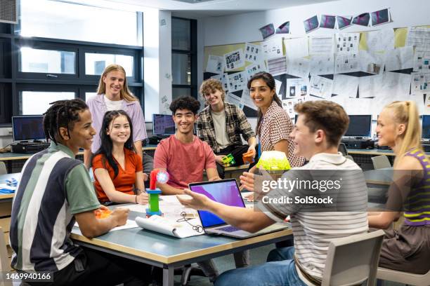 profesor y alumnos riéndose en clase - estudiante de secundaria fotografías e imágenes de stock