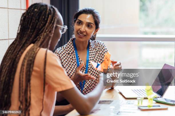 hands-on learning - escola secundária educação imagens e fotografias de stock