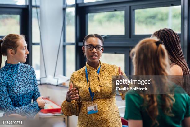 schüler, die vom lehrer lernen - organisierte gruppe stock-fotos und bilder