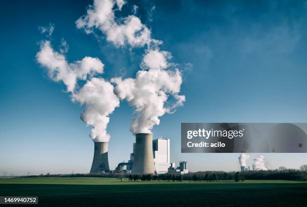 centrale électrique moderne au charbon - gaz à effet de serre photos et images de collection