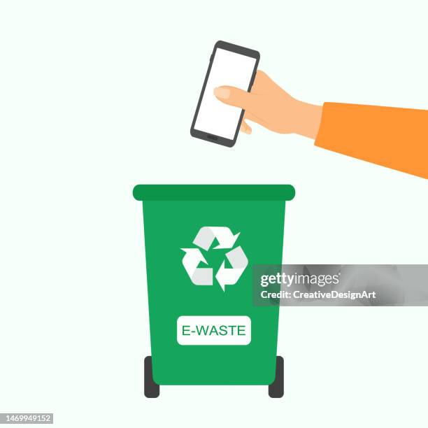 ilustraciones, imágenes clip art, dibujos animados e iconos de stock de mano tirando el teléfono móvil a la papelera de reciclaje. concepto de conservación y reciclaje ambiental - desechos electrónicos