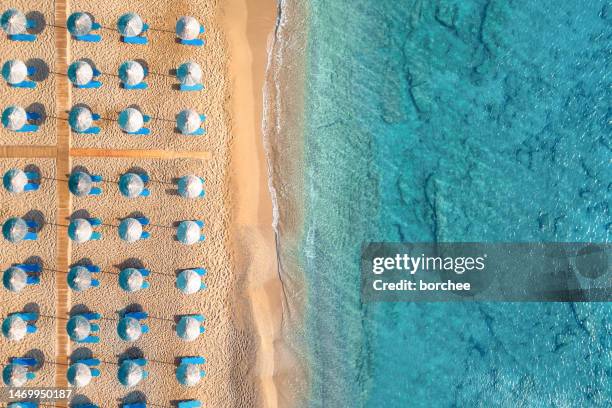 luftaufnahme an einem sandstrand - beach holiday stock-fotos und bilder