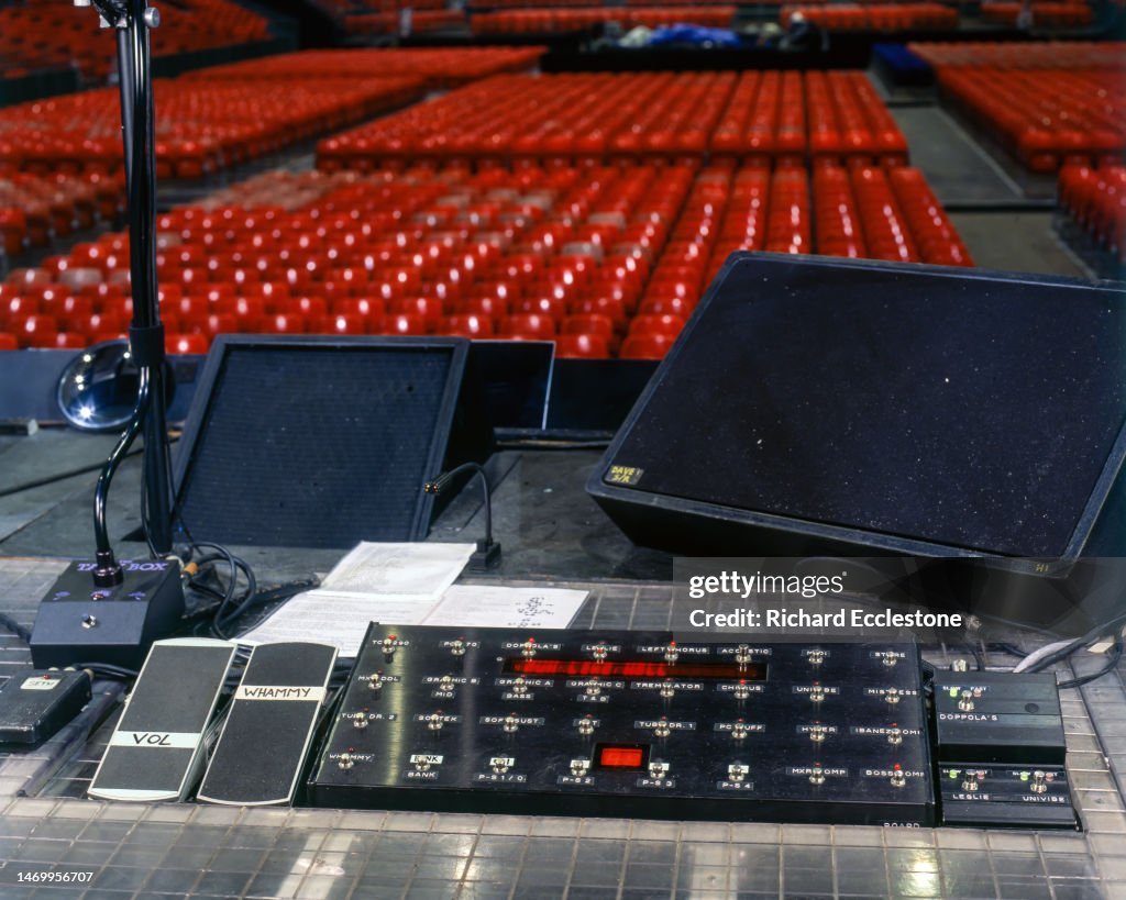 Gear Rig Live Rig Live guitar and equipment rig used by David Gilmour of Pink Floyd ...