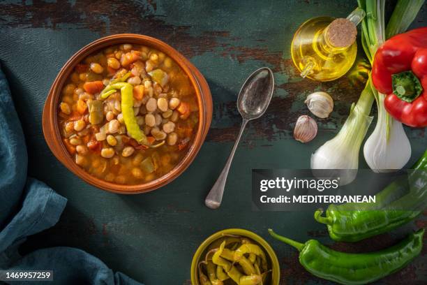 pochas a la navarra spain white beans traditional stew with peppers and chili - soup vegtables stockfoto's en -beelden