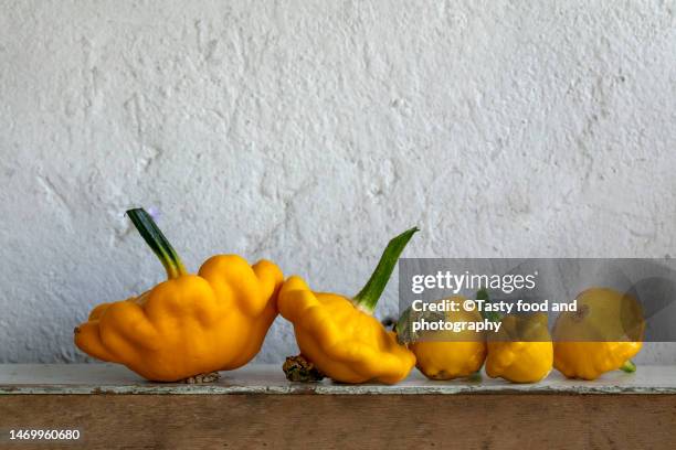 pattypan squash still life - pattypan squash imagens e fotografias de stock