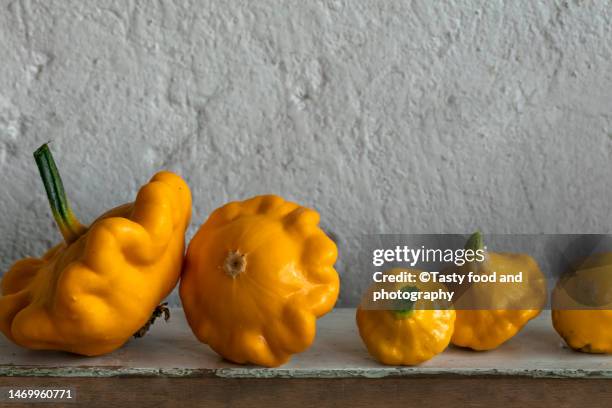 pattypan squash still life - pattypan squash imagens e fotografias de stock