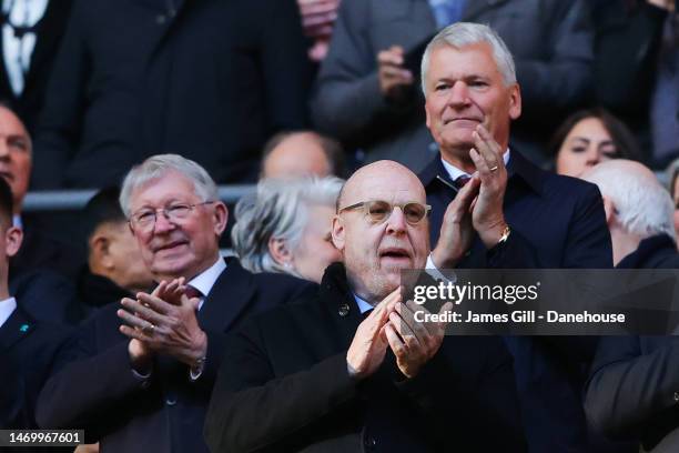 Avram Glazer, co-owner of Manchester United, applauds the Manchester United players with Sir Alex Ferguson, former manager of Manchester United, and...