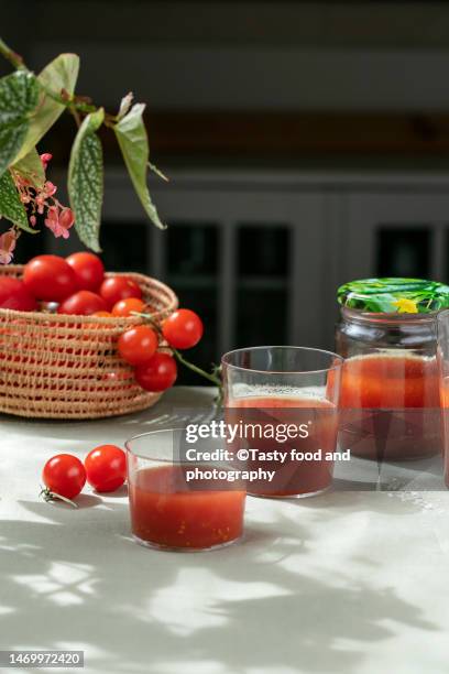 preserved tomato juice - tomatensap stockfoto's en -beelden