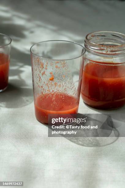 preserved tomato juice - tomatensaft stock-fotos und bilder