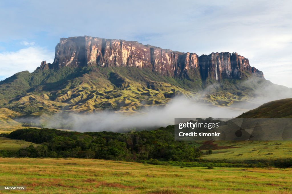 Kukenan tepui against sky