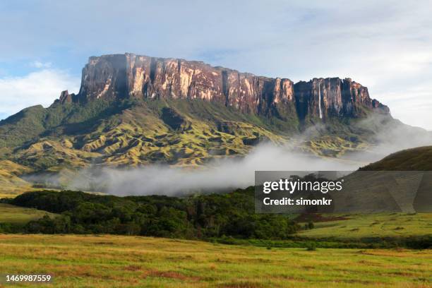 kukenan tepui against sky - venezuela stock pictures, royalty-free photos & images