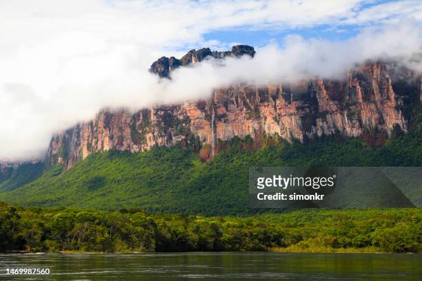 scenic view of angel falls and auyan tepui mountain - angel falls stock pictures, royalty-free photos & images
