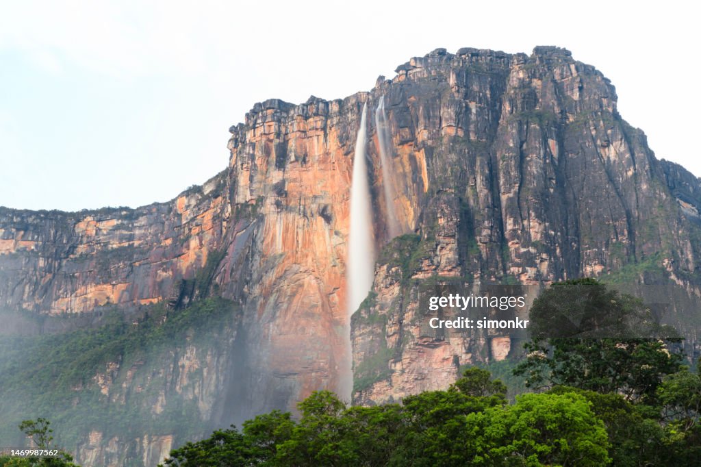 Malerische Aussicht auf die Angel Falls und den Berg Auyan Tepui
