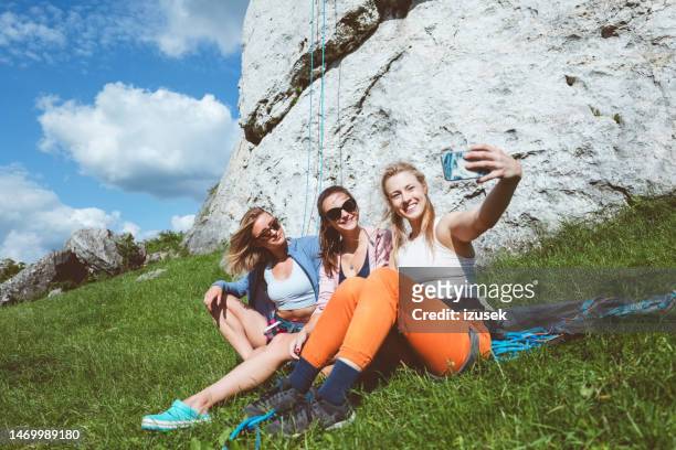 female climbers taking selfie in front of rock - de natuurlijke wereld stockfoto's en -beelden