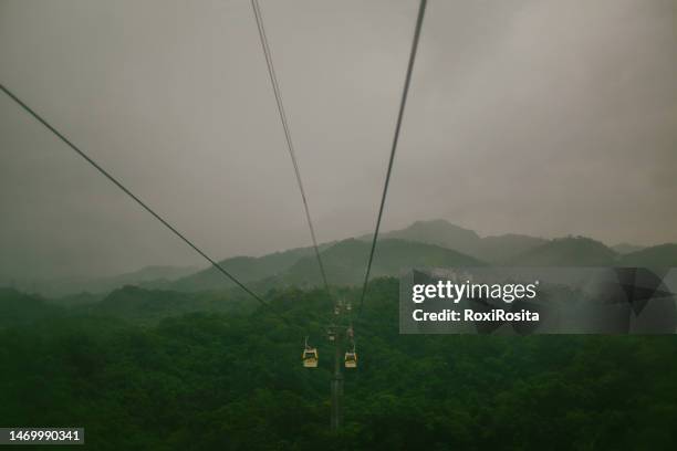 maokong gondola over the hills, taipei, taiwan - taipei tea stock pictures, royalty-free photos & images