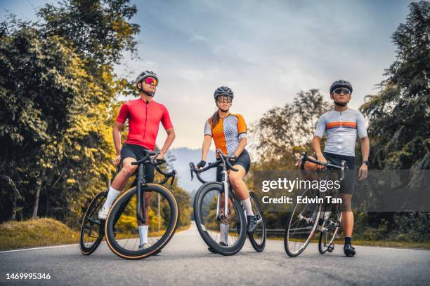 porträt asiatisch-chinesischer radfahrer in ländlicher szene - straßenradsport stock-fotos und bilder