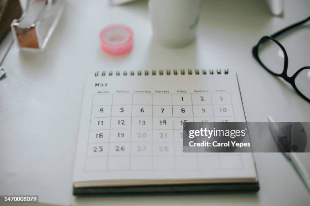 march calendar on white desktop - annual meeting of the new champions 2017 preview stockfoto's en -beelden