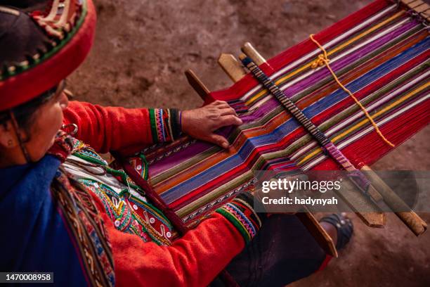 tessitura donna peruviana, la valle sacra, chinchero - perù foto e immagini stock