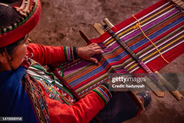 peruvian woman weaving, the sacred valley, chinchero - peru stockfoto's en -beelden