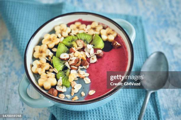 pitaya smoothie in bowl mit kiwi, banane, blaubeeren und superfoods obtop - pitaya stock-fotos und bilder