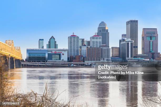 louisville kentucky across the river - ケンタッキー州 ルイビル ストックフォトと画像