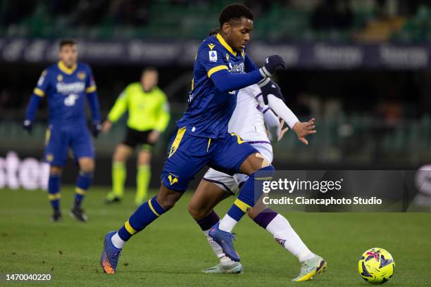 Jayden Braaf of Hellas Verona FC in action during the Serie A match between Hellas Verona and ACF Fiorentina at Stadio Marcantonio Bentegodi on...