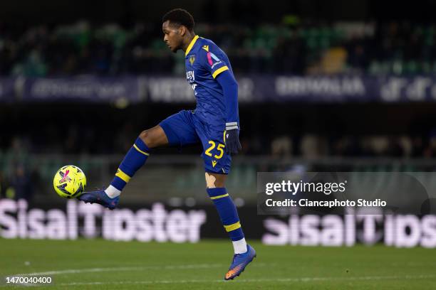 Jayden Braaf of Hellas Verona FC in action during the Serie A match between Hellas Verona and ACF Fiorentina at Stadio Marcantonio Bentegodi on...