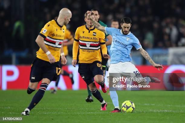 Luis Alberto of SS Lazio passes the ball whilst under pressure from Bram Nuytinck of UC Sampdoria during the Serie A match between SS Lazio and UC...