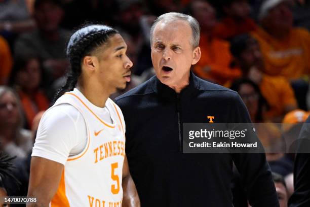 Head coach Rick Barnes of the Tennessee Volunteers talks to Zakai Zeigler against the South Carolina Gamecocks in the first half at Thompson-Boling...