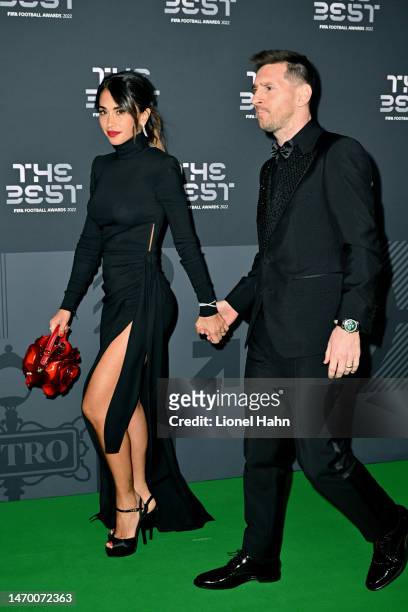 Antonella Roccuzzo and Lionel Messi pose for a photo on the Green... News  Photo - Getty Images